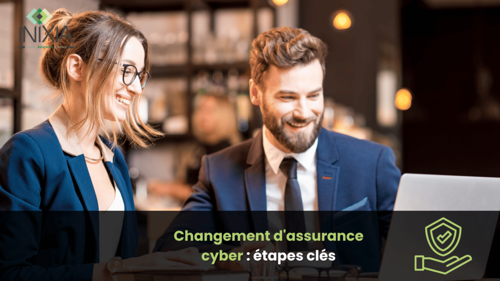 “Deux individus discutent du chaangement d'assurance cyber avec un écran d’ordinateur affichant une icône de bouclier en premier plan.”