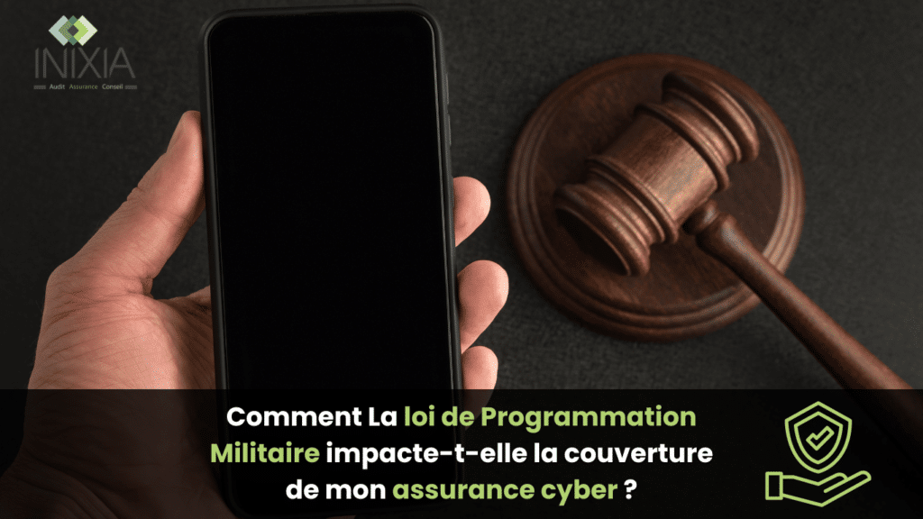 Un smartphone noir tenu dans une main, avec un marteau de juge en bois posé sur un fond sombre, symbolisant l'impact de la législation sur la cybersécurité et l'assurance cyber.