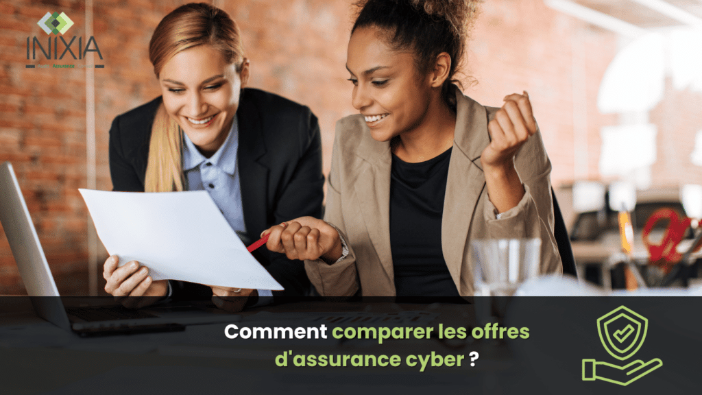 “Deux professionnelles font la commpraison d'assurances cyber sur un ordinateur portable dans un cadre de bureau.”