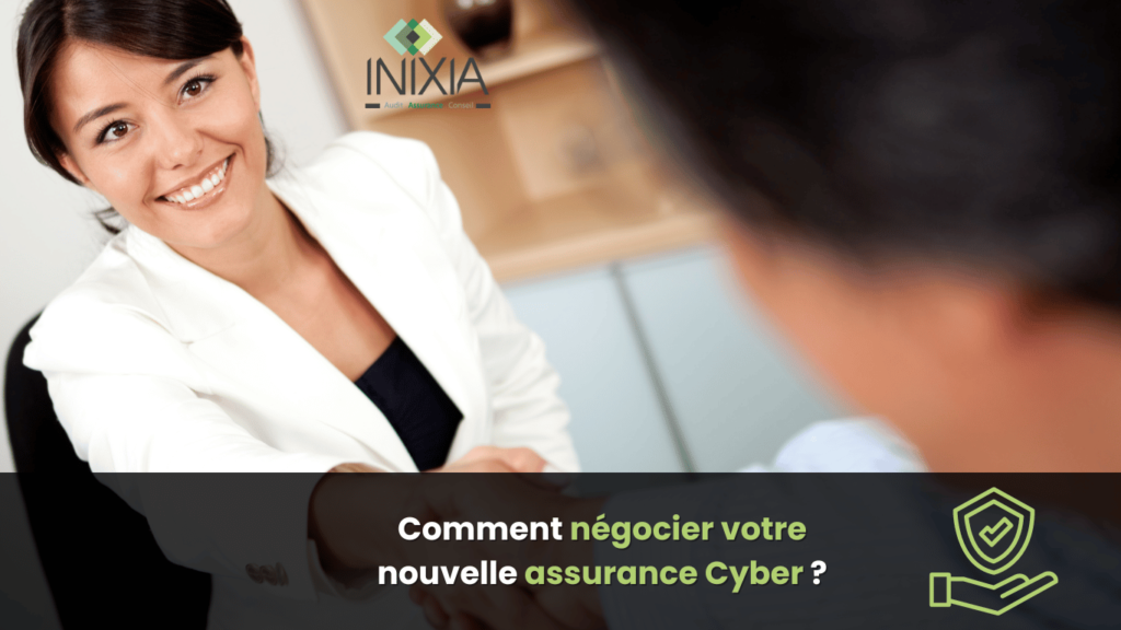 Une femme souriante serrant la main d'une autre personne, symbolisant la réussite dans la négociation, avec le logo d'INIXIA et le texte : Comment négocier votre nouvelle assurance Cyber ?