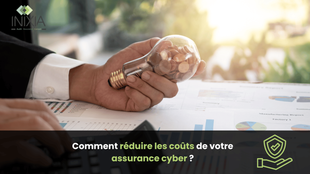  Une main tenant une ampoule remplie de pièces de monnaie sur des documents financiers, suggérant de réduire les coûts d’assurance cyber avec INIXIA.