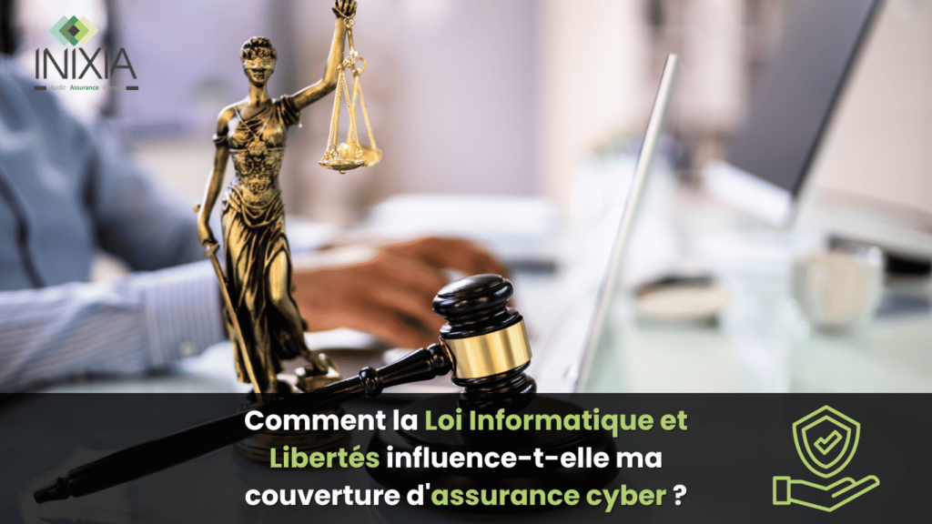 Un avocat en arrière-plan, avec une statue de la justice et un marteau de juge sur un bureau, symbolisant l'impact de la Loi Informatique et Libertés sur l'assurance cyber.