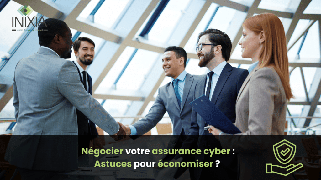 Quatre professionnels discutant dans un atrium de bureau avec un plafond en verre, l’un tenant des documents, avec du texte sur les astuces pour négocier l'assurance cyber.