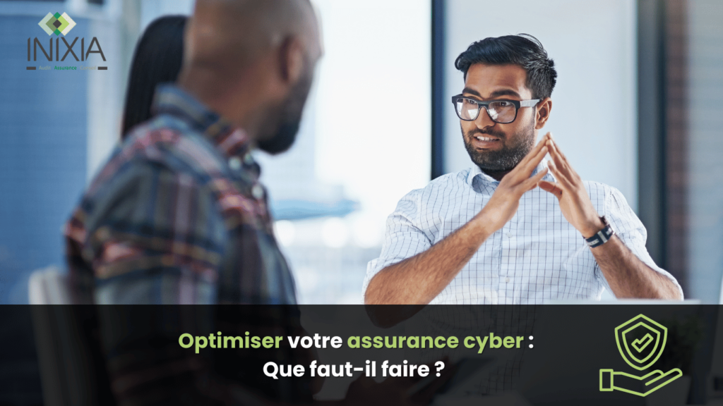 Une réunion professionnelle discutant de l’optimisation d'assurance cyber, avec une identité faciale obscurcie pour la confidentialité et la marque INIXIA.