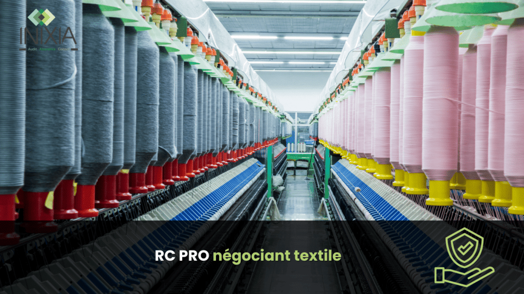 Une image d’une usine textile avec des rangées de grandes machines industrielles. Les machines sont équipées de nombreuses bobines de fil de différentes couleurs, principalement des nuances de gris et de rose. Un logo ressemblant à une lettre ‘A’ stylisée est visible à côté du texte “RC PRO négociant textile”.