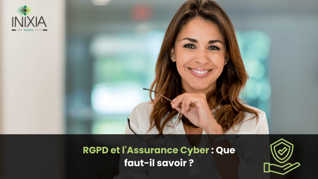 Femme souriante tenant des lunettes, représentant la sérénité et la confiance dans le domaine de l'assurance RGPD et cyber.