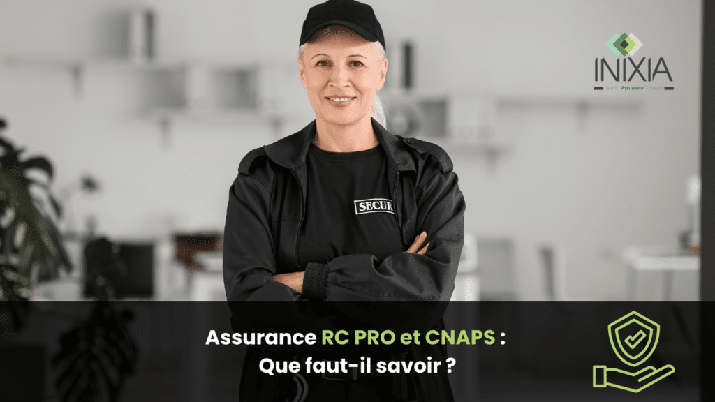 Une femme portant un uniforme de sécurité noir avec les bras croisés, souriant et se tenant devant un arrière-plan flou de bureau. En haut à droite, le logo de l'entreprise INIXIA est visible.