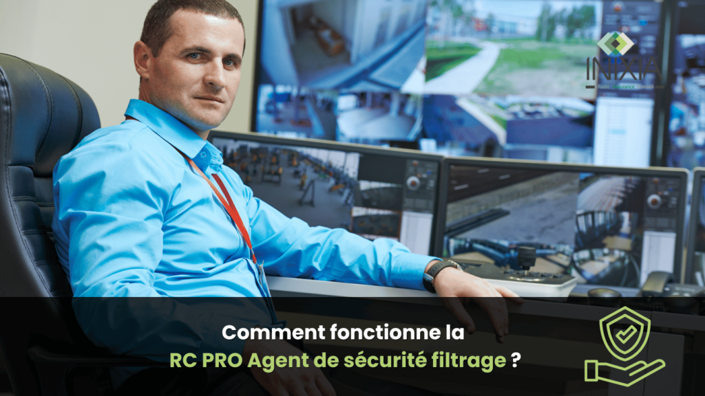 Un agent de sécurité filtrage surveillant plusieurs écrans de contrôle dans une salle de surveillance, illustrant l'importance de l'assurance RC PRO pour les agents de sécurité filtrage.