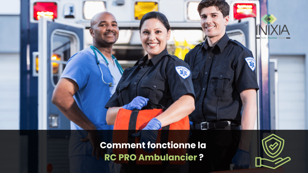 Trois ambulanciers souriants, deux hommes et une femme, posant devant une ambulance.