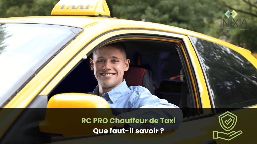 Un chauffeur de taxi souriant, assis dans son véhicule jaune avec l'enseigne "TAXI" sur le toit.