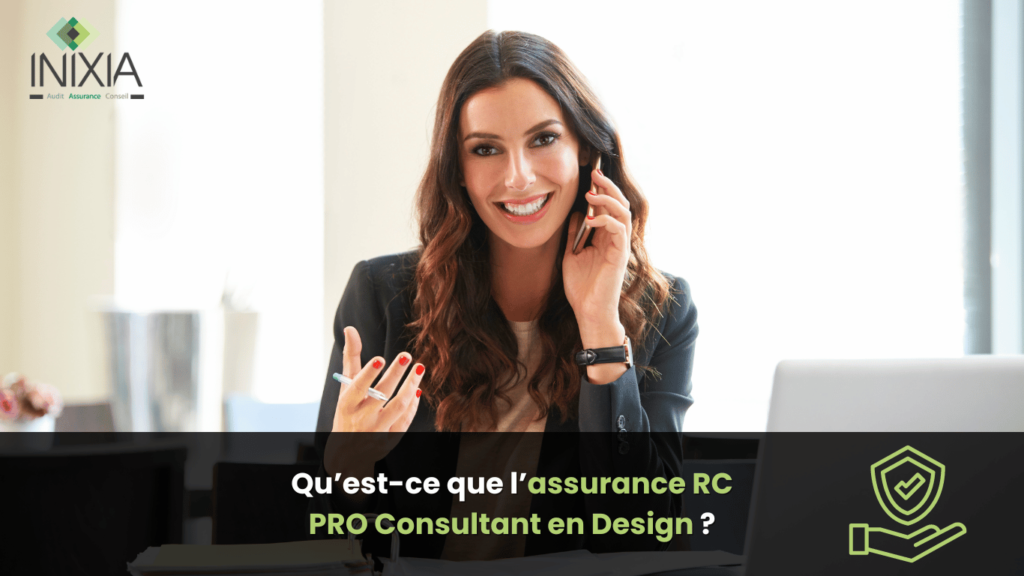 Une consultante en design souriante, parlant au téléphone et travaillant sur un ordinateur portable, illustrant l'importance de l'assurance RC PRO pour les consultants en design.