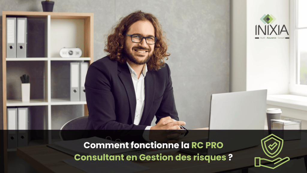 Un consultant en gestion des risques souriant, assis à son bureau avec un ordinateur portable, illustrant l'importance de l'assurance RC PRO pour les consultants en gestion des risques.