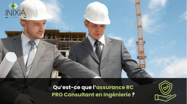 Deux consultants en ingénierie portant des casques de sécurité et examinant des plans sur un chantier de construction, illustrant l'importance de l'assurance RC PRO pour les consultants en ingénierie.