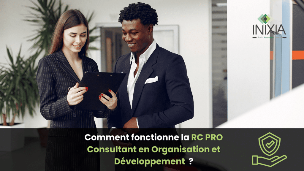 Un homme et une femme en costume discutent autour d'une tablette dans un bureau moderne, illustrant la RC PRO Consultant en Organisation et Développement.