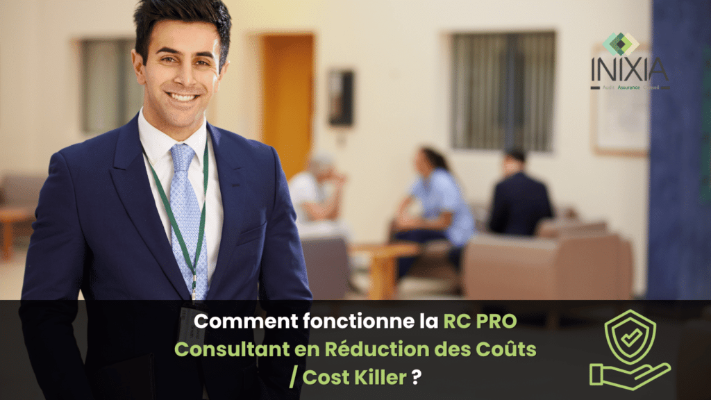 Un homme en costume souriant dans un environnement professionnel, illustrant la RC PRO Consultant en Réduction des Coûts / Cost Killer.