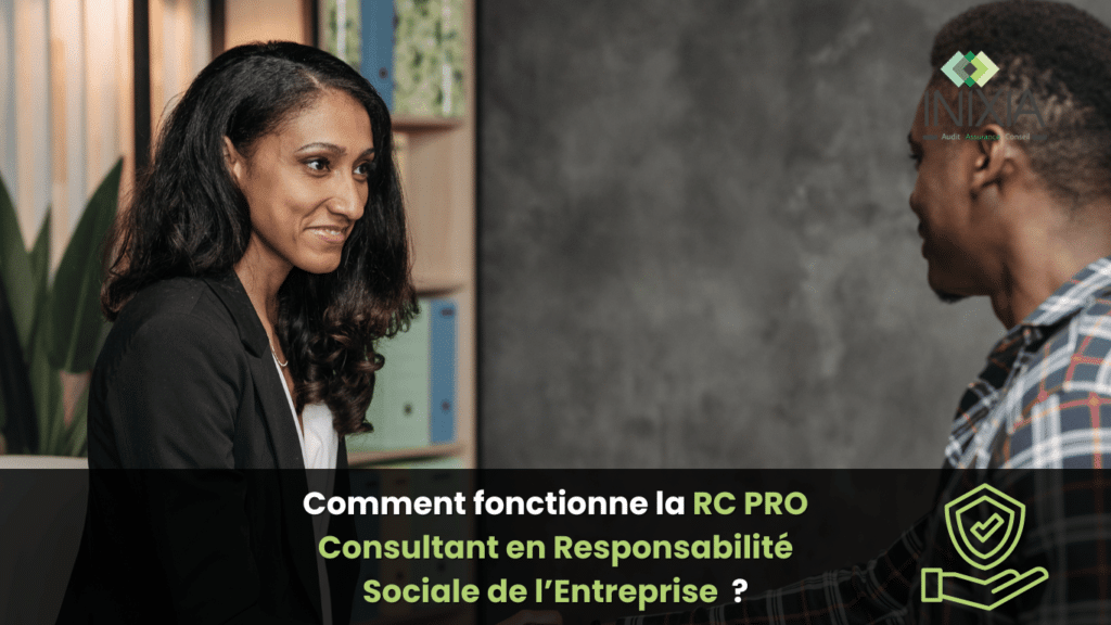 Une femme en costume souriant et discutant avec un collègue, illustrant la RC PRO Consultant en Responsabilité Sociale de l’Entreprise.