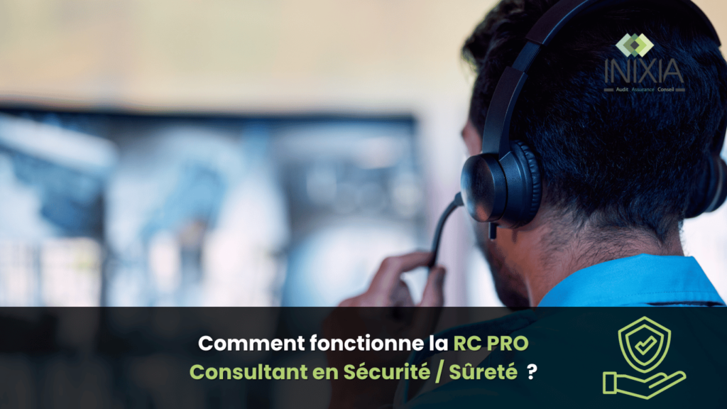 Un homme portant un casque avec microphone dans un centre de surveillance, illustrant la RC PRO Consultant en Sécurité / Sûreté.