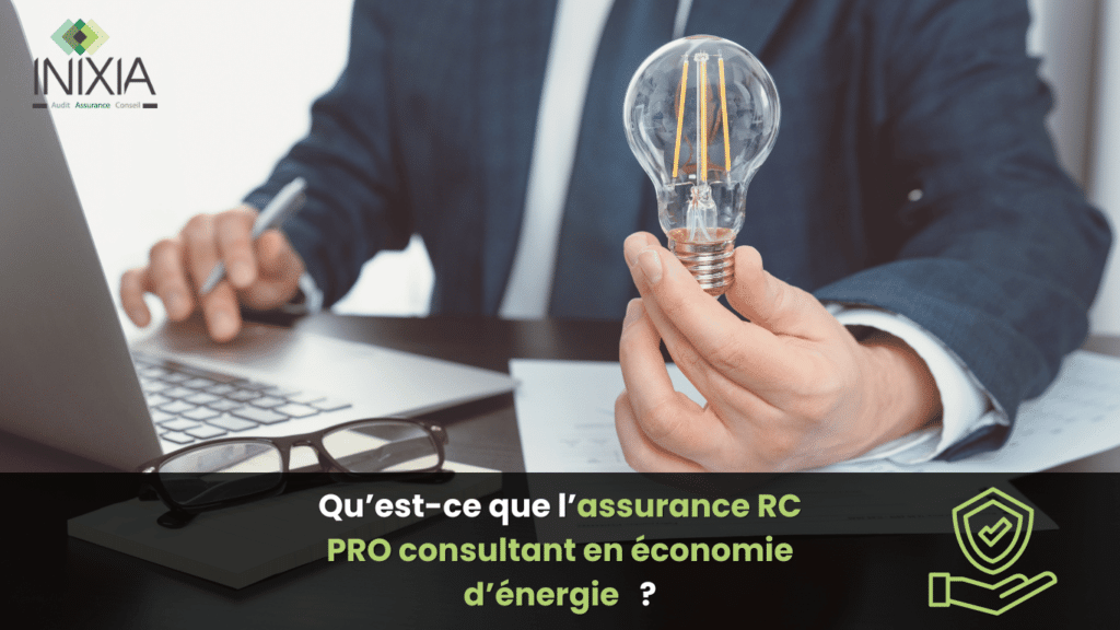 Un consultant en économie d’énergie tenant une ampoule à filament LED tout en travaillant sur un ordinateur portable, illustrant l'importance de l'assurance RC PRO pour les consultants en économie d’énergie.