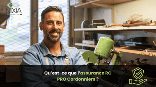 Un cordonnier souriant dans son atelier, entouré de ses outils de travail, illustrant l'importance de l'assurance RC PRO pour les cordonniers.