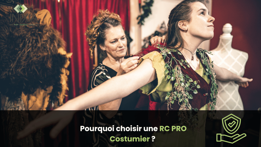 Deux personnes dans une salle de costumes, l’une habillée en tenue théâtrale vibrante, entourées de divers autres costumes, avec un texte questionnant le choix de l’assurance RC PRO Costumier.