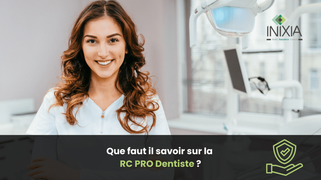 Une dentiste souriante en blouse blanche posant dans son cabinet dentaire.