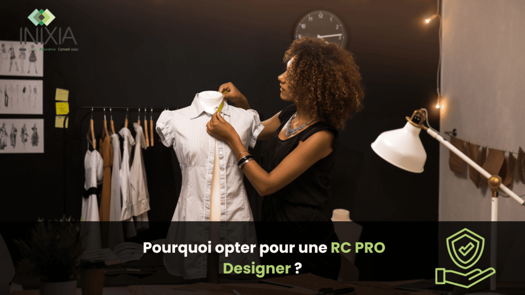 Un individu utilisant un mètre ruban pour mesurer une chemise blanche sur un mannequin dans un espace de travail de designer, avec la question “Pourquoi opter pour une RC PRO Designer ?” en bas.