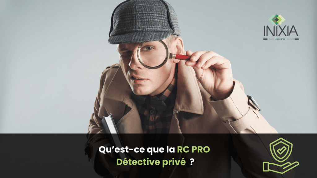 Un détective privé en tenue traditionnelle avec une loupe, illustrant l'importance de l'assurance RC PRO pour les détectives privés.