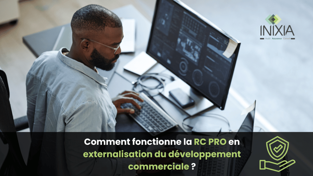 "RC PRO Externalisation du développement commercial : Un homme travaillant sur plusieurs écrans d'ordinateur dans un bureau."