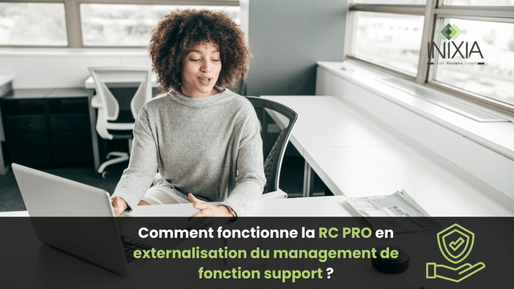 "RC PRO Externalisation du management de fonction support : Une femme assise à un bureau, parlant et gesticulant, avec un ordinateur portable devant elle."