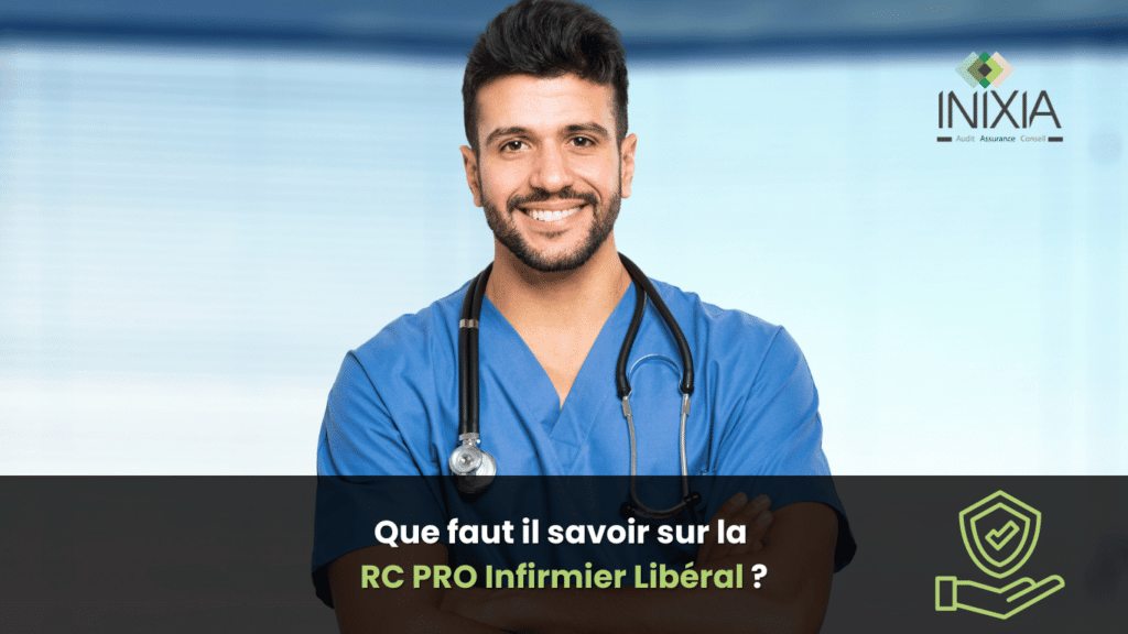 Un infirmier souriant, vêtu d'un uniforme médical bleu, avec un stéthoscope autour du cou, posant les bras croisés.