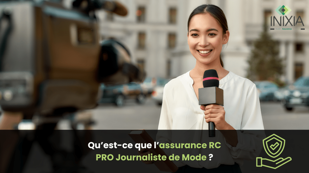 Une journaliste de mode souriante tenant un microphone lors d'un reportage en extérieur, illustrant l'importance de l'assurance RC PRO pour les journalistes de mode.