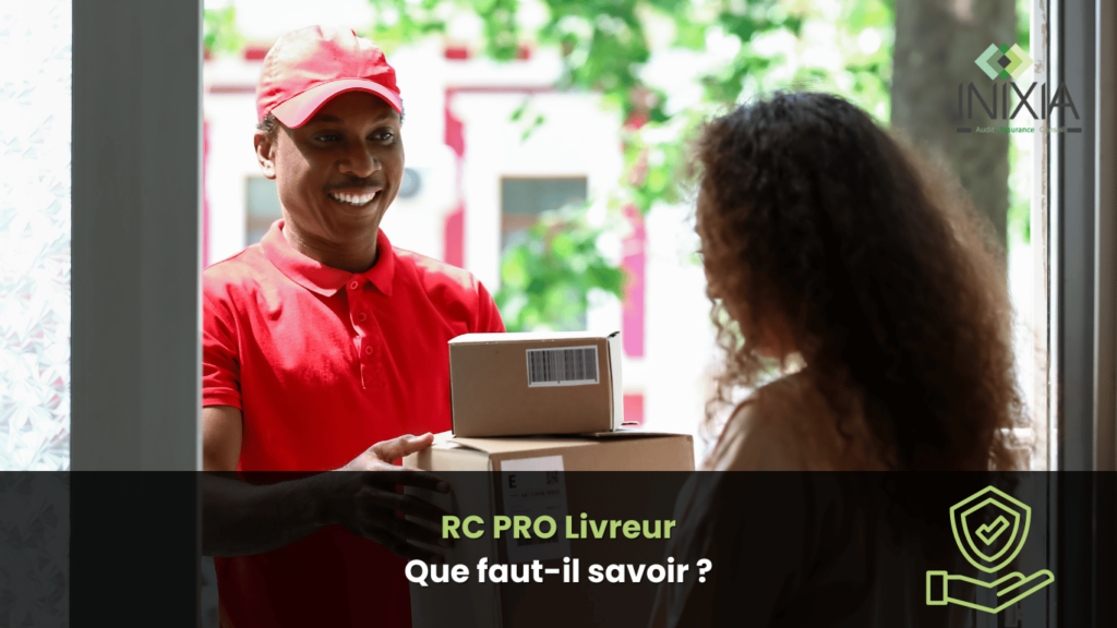 Un livreur en uniforme rouge souriant et remettant un colis à une femme à la porte de son domicile.