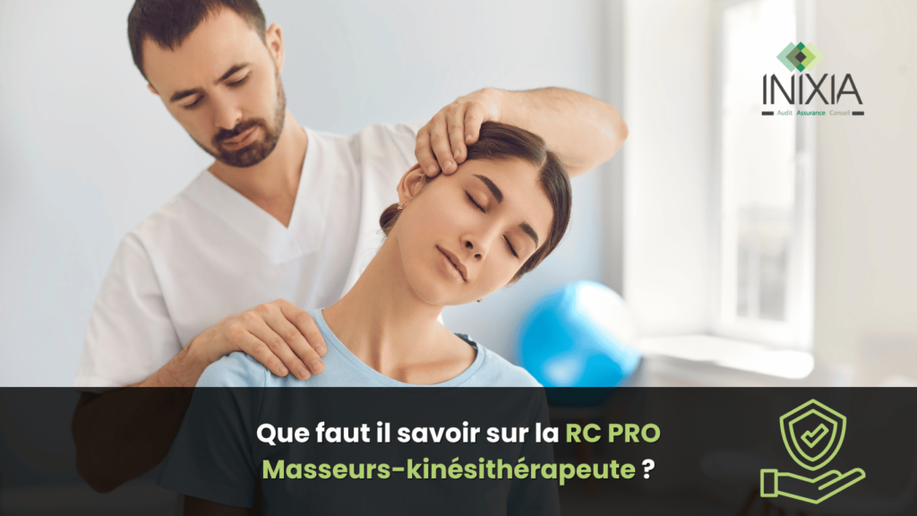 Un masseur-kinésithérapeute en tenue professionnelle traite une patiente en manipulant son cou.