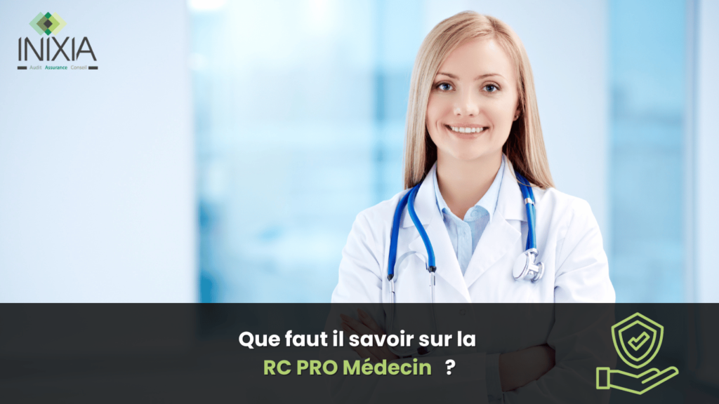 Une médecin souriante en blouse blanche avec un stéthoscope autour du cou, posant dans un environnement médical.