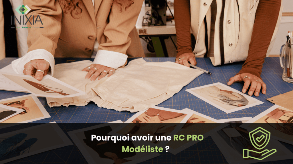 Deux professionnels de la mode travaillant sur des échantillons de tissu et des patrons de papier avec des photographies de vêtements étalés sur une table, illustrant l’importance d’avoir une assurance RC PRO Modéliste.