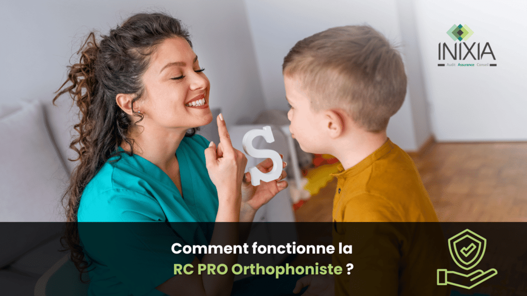 Une orthophoniste souriante montrant une lettre "S" à un jeune patient dans son cabinet.