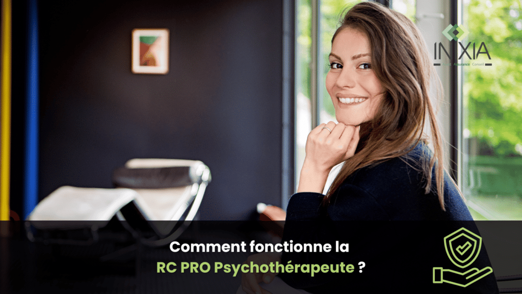 Une psychothérapeute souriante dans son cabinet, prête à accueillir un patient.