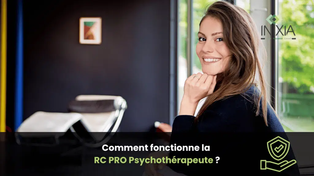 Une psychothérapeute souriante dans son cabinet, prête à accueillir un patient.