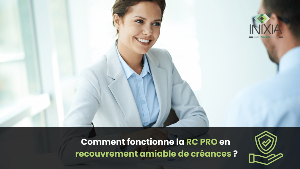 "RC PRO Recouvrement amiable de créances : Une femme en costume souriante en discussion avec une autre personne dans un bureau lumineux."