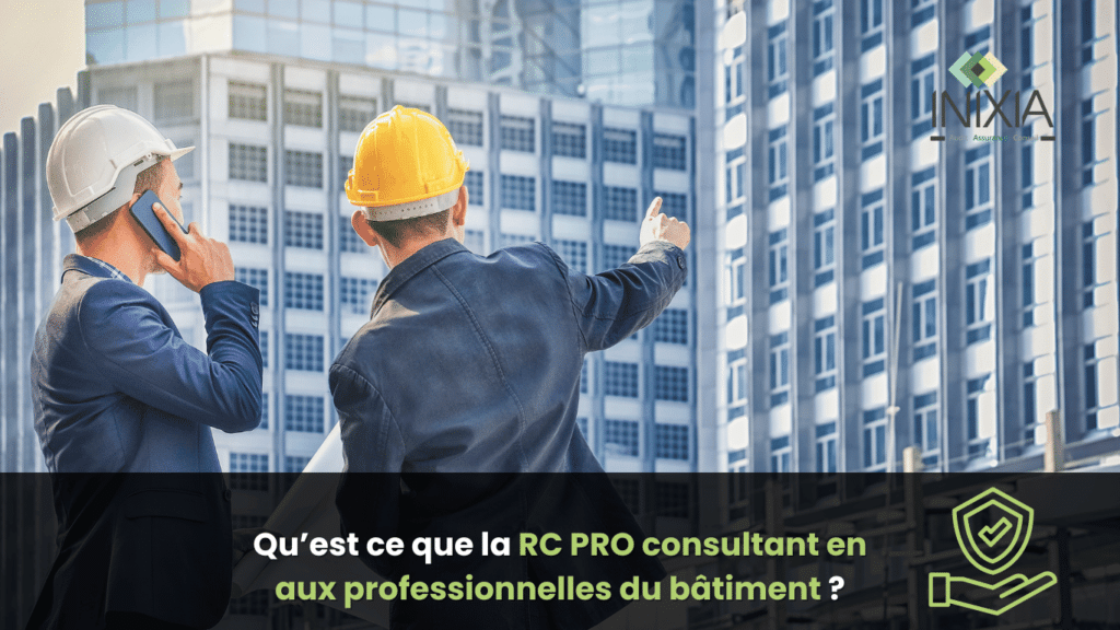 Deux hommes portant des casques de sécurité discutent devant un grand bâtiment moderne, illustrant la RC PRO consultant en aux professionnelles du bâtiment.