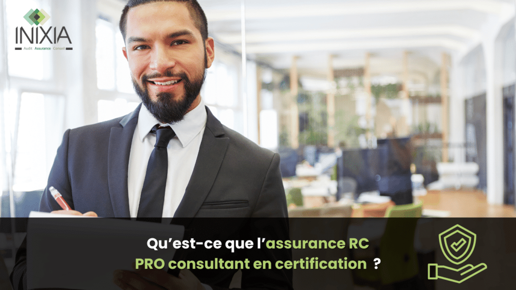 Un consultant en certification souriant, tenant un document et un stylo dans un bureau moderne, illustrant l'importance de l'assurance RC PRO pour les consultants en certification.