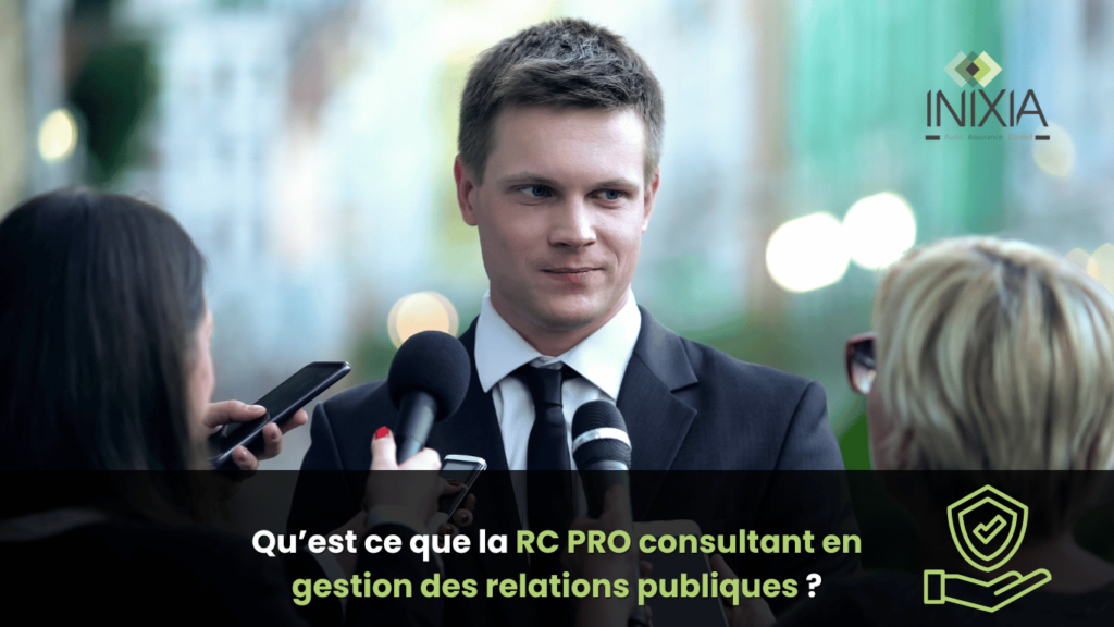 Un homme en costume répond à des journalistes tenant des microphones, illustrant la RC PRO consultant en gestion des relations publiques.