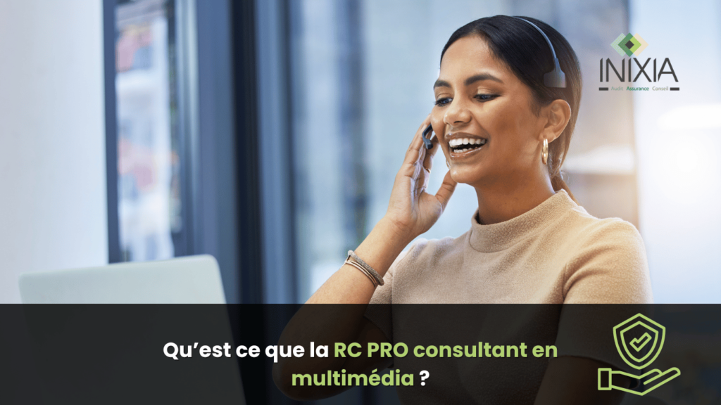 Une femme souriante en costume parle au téléphone dans un bureau moderne, illustrant la RC PRO consultant en multimédia.