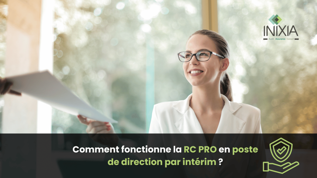 "RC PRO en Poste de direction par intérim : Une femme d'affaires souriante recevant un document dans un bureau lumineux."