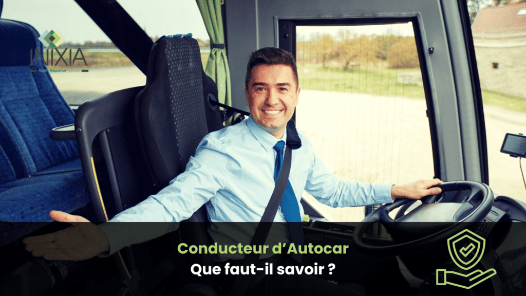 Un conducteur d'autocar souriant, vêtu d'une chemise et d'une cravate, se trouve à l'intérieur de son autocar, prêt à démarrer.