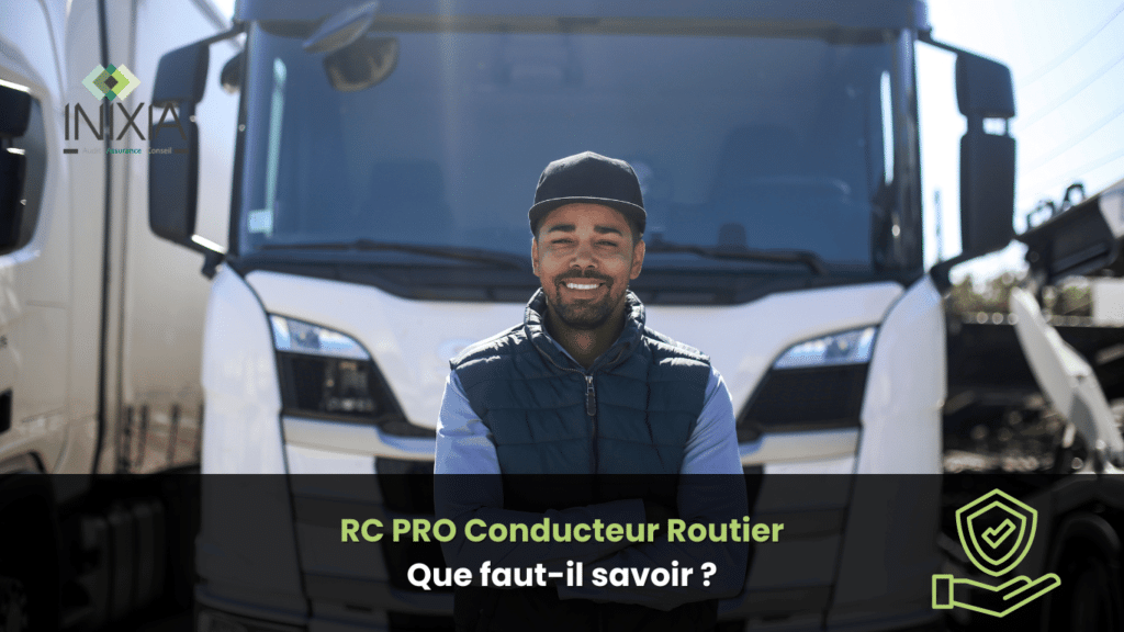 Un conducteur routier souriant, vêtu d'un gilet et d'une casquette, se tient devant un grand camion blanc, prêt à partir en mission de transport.