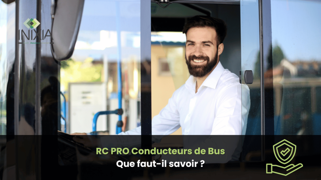 Un conducteur de bus souriant, vêtu d'une chemise blanche, se tient à la porte de son bus, prêt à accueillir les passagers.