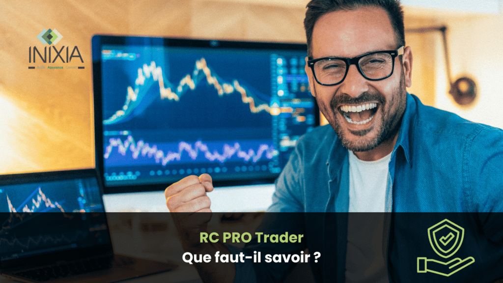 Un trader enthousiaste, vêtu de lunettes et d'une chemise décontractée, célèbre devant plusieurs écrans affichant des graphiques financiers.