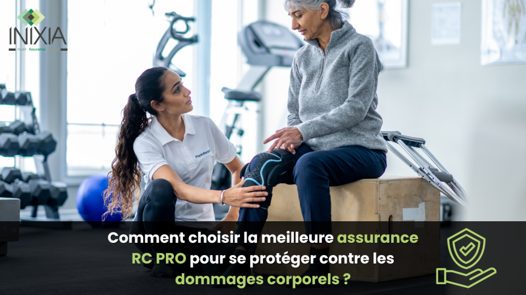 Une kinésithérapeute aide une patiente âgée à ajuster une genouillère dans une salle de sport, symbolisant l'importance de la couverture de l'assurance RC PRO pour les professionnels de santé face aux risques de dommages corporels.