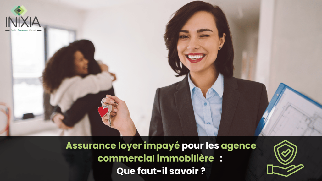 Une agente immobilière souriante, tenant des clés et des documents, avec un couple en arrière-plan célébrant leur nouvel achat, illustrant l'assurance loyer impayé pour les agences immobilières.